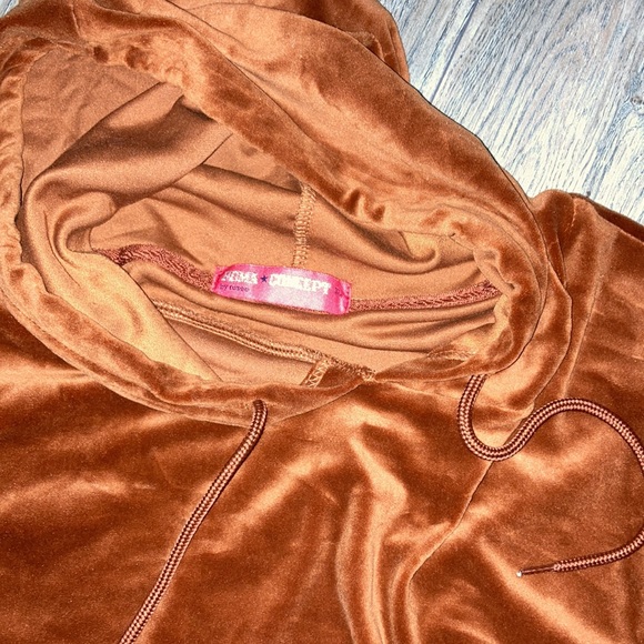 Super comfy crop top hoodie. - Picture 4 of 7